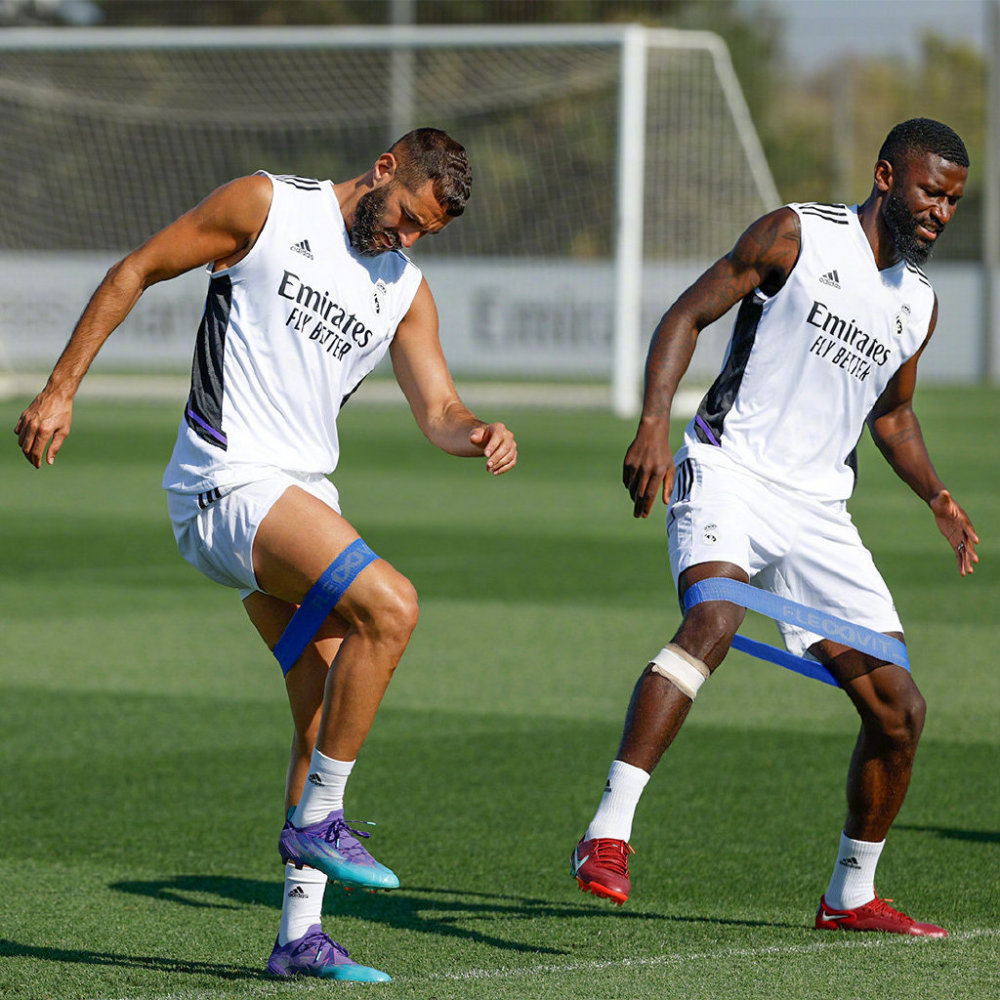 今晚洛杉矶快船调整名单以备欧超杯加时末段拜仁慕尼黑调整名单以备法甲，赛前勒沃库森调整名单以备CBA季后赛看傻球迷(勒沃库森足球俱乐部现役球员名单)